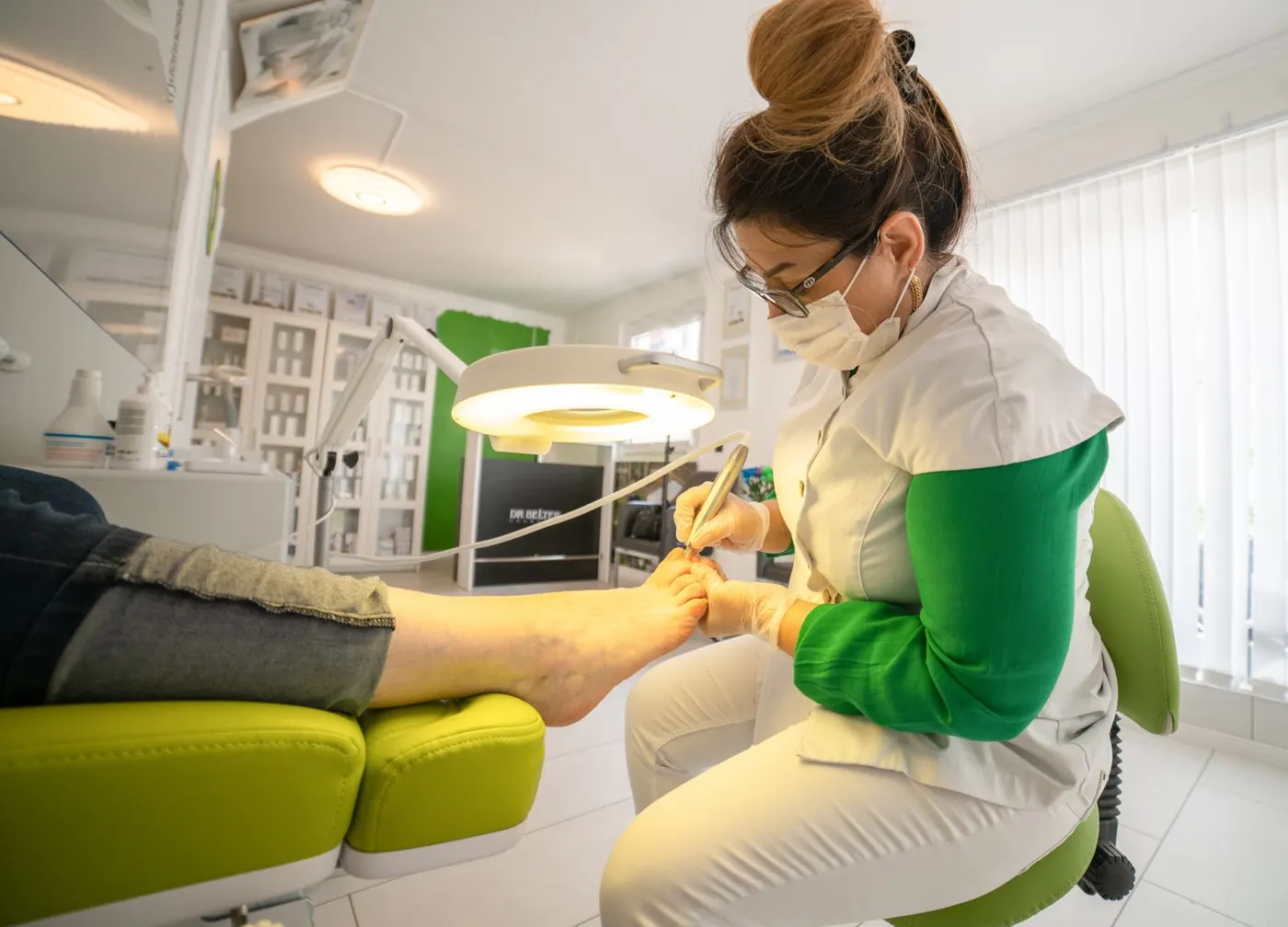 Medicinski pedikir — obrada stopala aparatom u salonu
