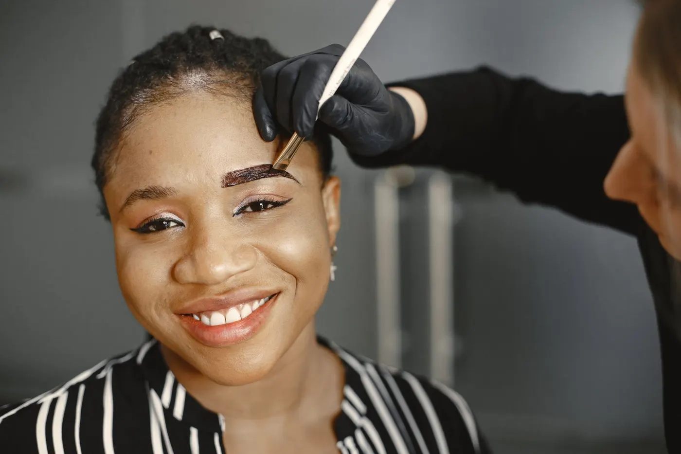 Microblading obrva — nanošenje pigmenta četkicom u salonu